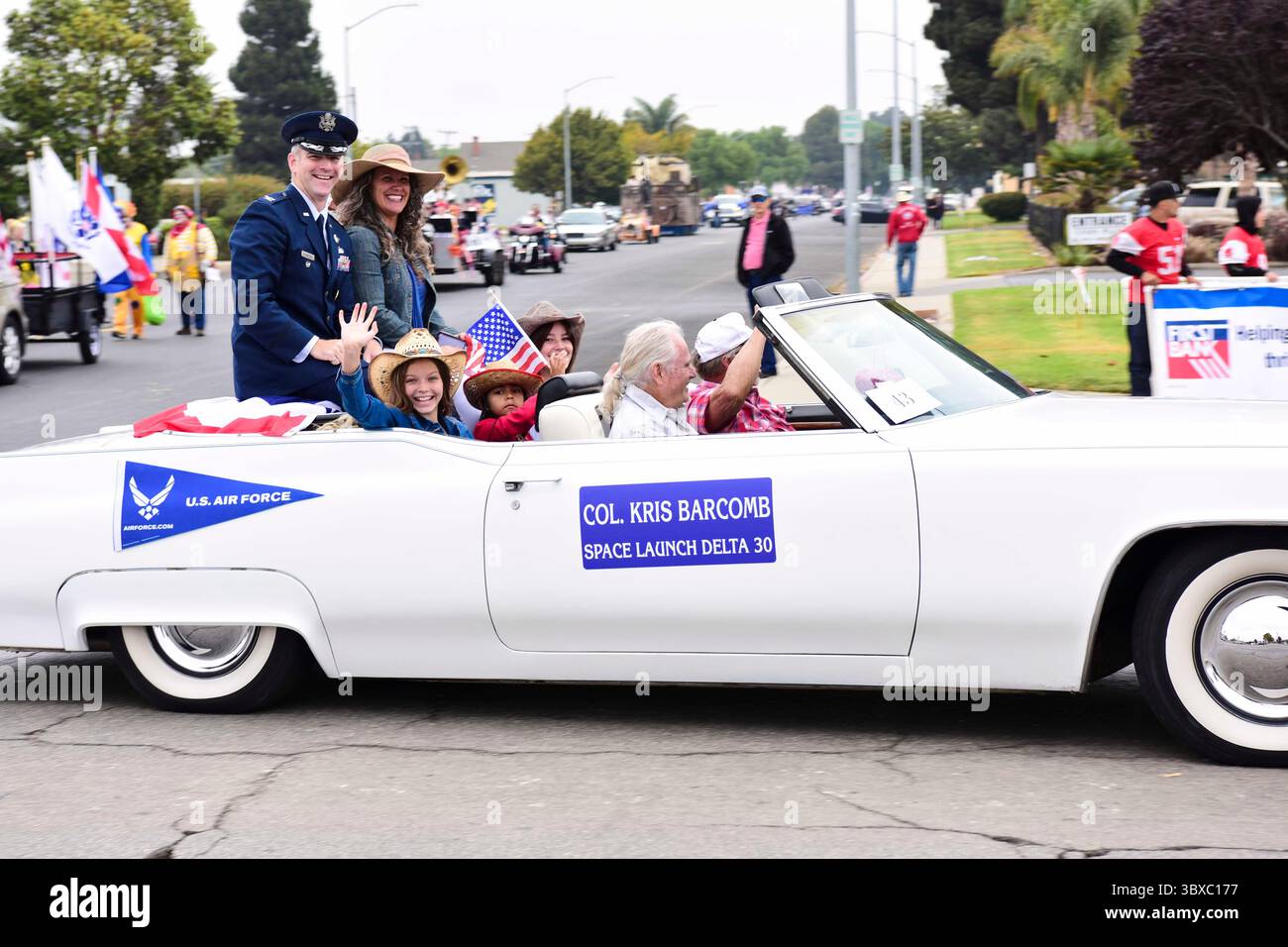 4 settembre 2021 - Santa Maria, California, USA - il colonnello Kris Barcomb, vice comandante dello Space Launch Delta 30 presso la base spaziale Vandenberg, cavalca e ondeggia alla folla con sua moglie e i suoi figli alla Santa Maria Elks Parade a Santa Maria, California, 4 settembre 2021. (Foto di Airman First Class Tiarra Sibley) (immagine di credito: © U.S. Space Force/ZUMA Press Wire Service/ZUMAPRESS.com) Foto Stock