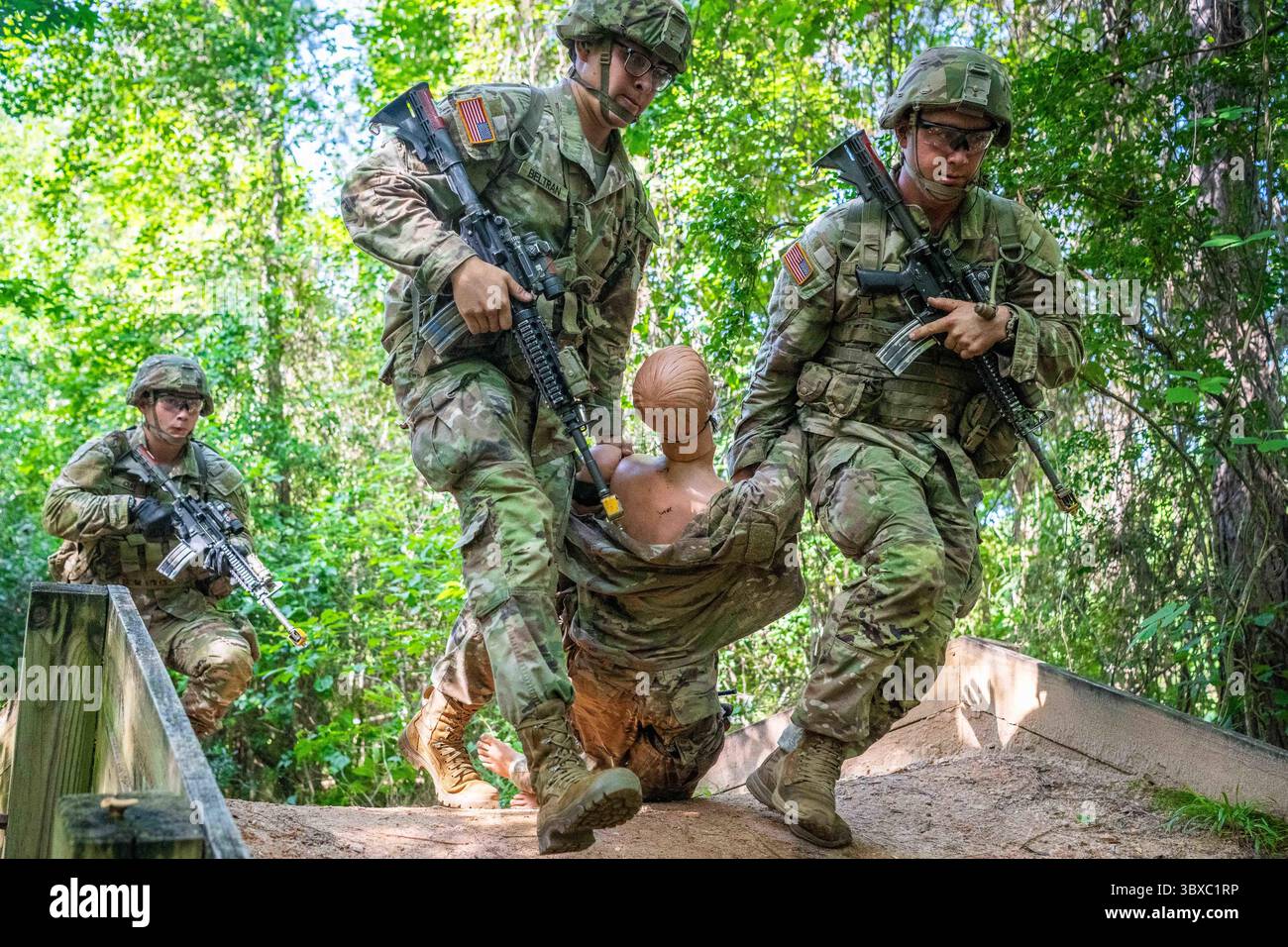 Fort Benning, Georgia, Stati Uniti. 26 giugno 2025. Tirocinanti con la Bravo Company, 2nd Battalion 29th Infantry Regiment, 197th Infantry Brigade conducono addestramento al salvataggio di combattimento, 27 giugno 2025, su Sand Hill, a Fort Benning, Georgia. (Credit Image: © U.S. Army/ZUMA Press Wire) SOLO PER USO EDITORIALE! Non per USO commerciale! Foto Stock