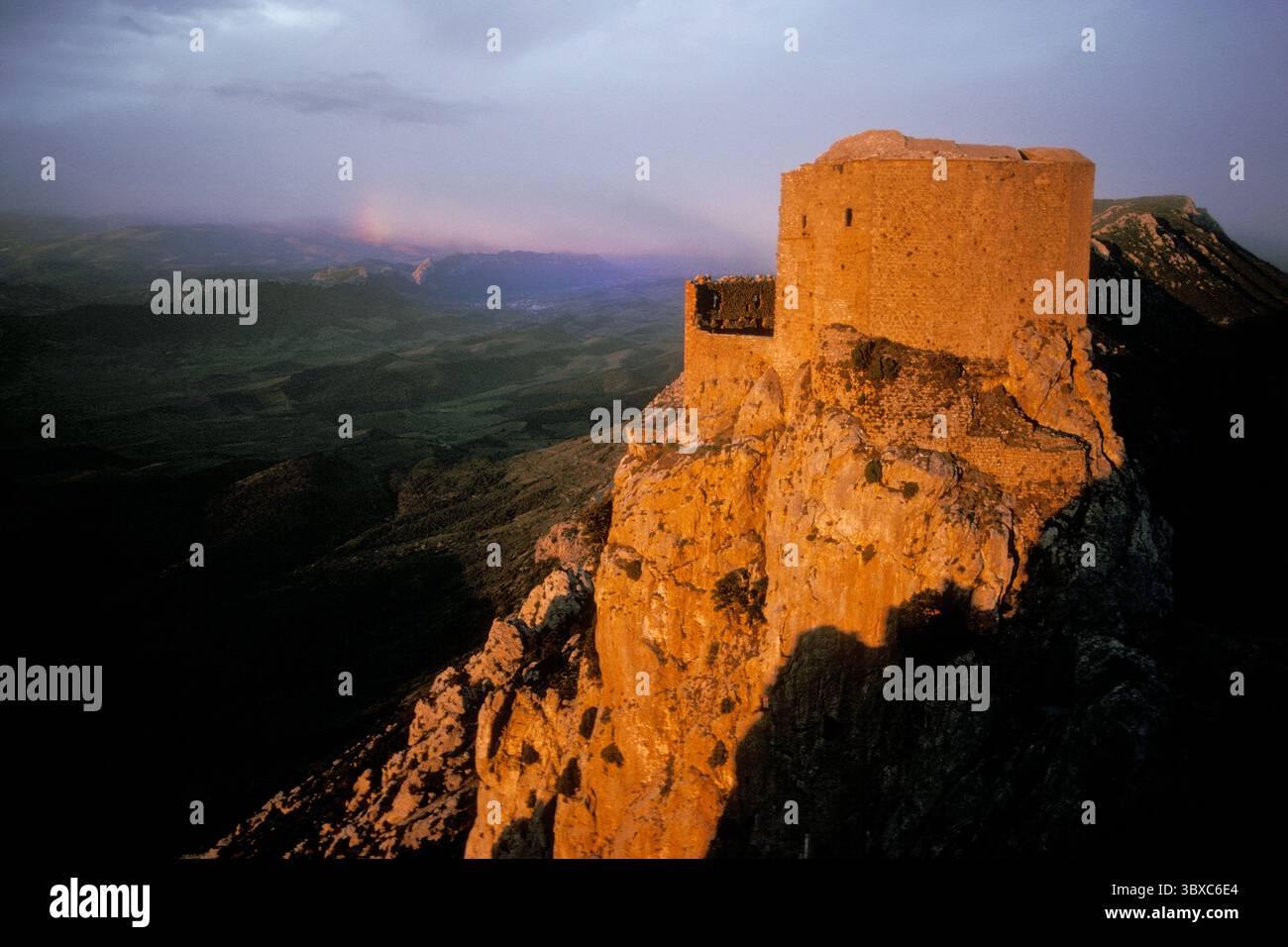 FRANCIA. AUDE (11) CASTELLO DI QUERIBUS NELLE MONTAGNE DI CORBIERES, PAYS CATHARE Foto Stock