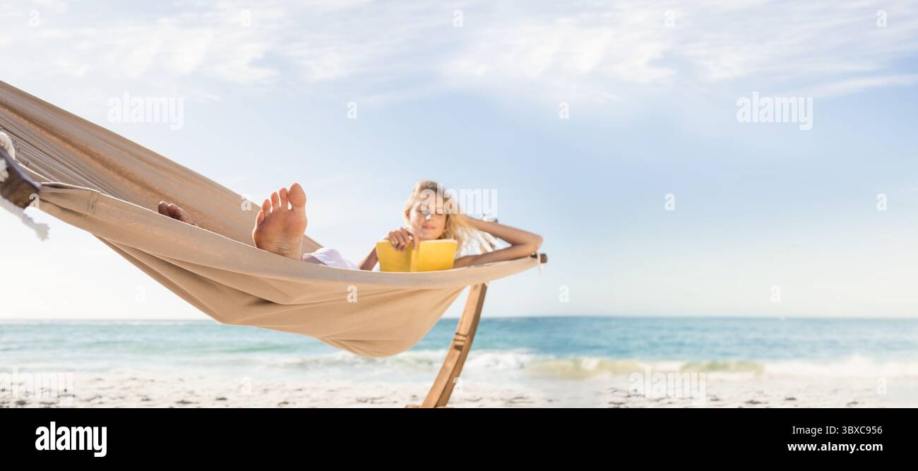 Donna relax su amaca Foto Stock