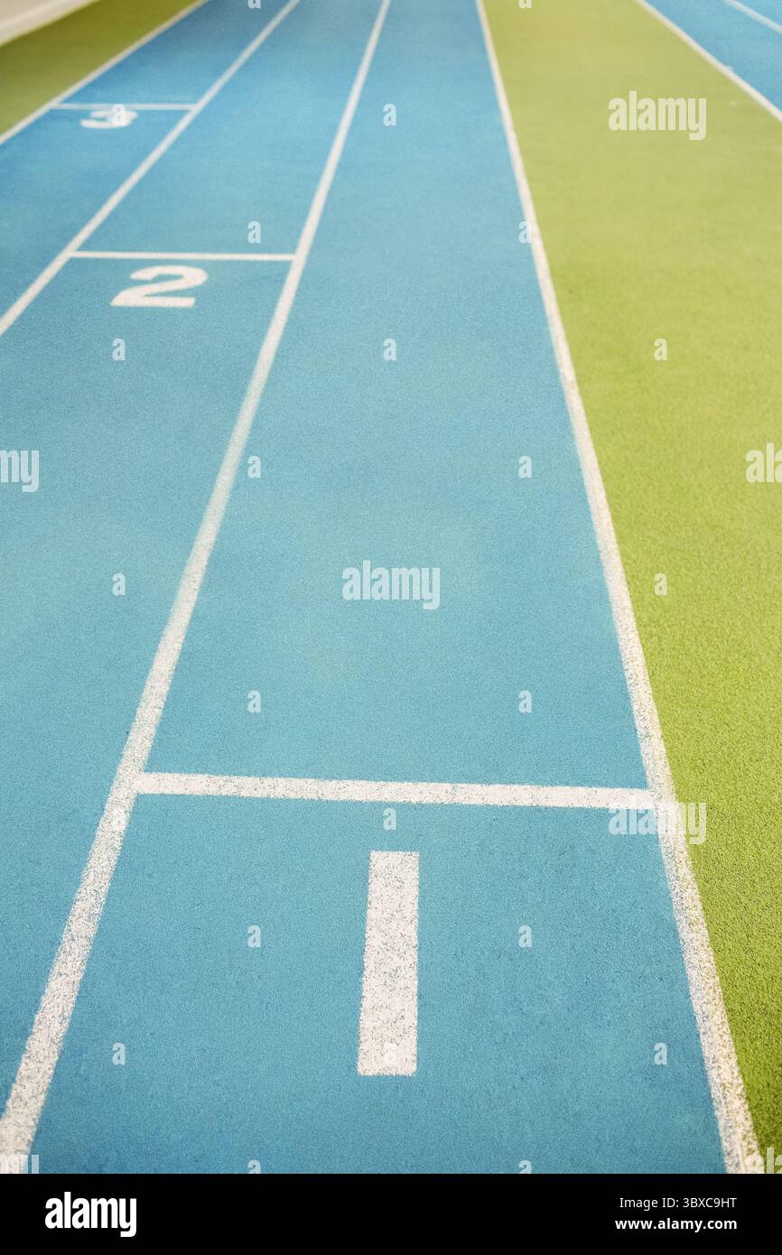 Vista ad angolo elevato dei numeri sulla pista di corsa Foto Stock
