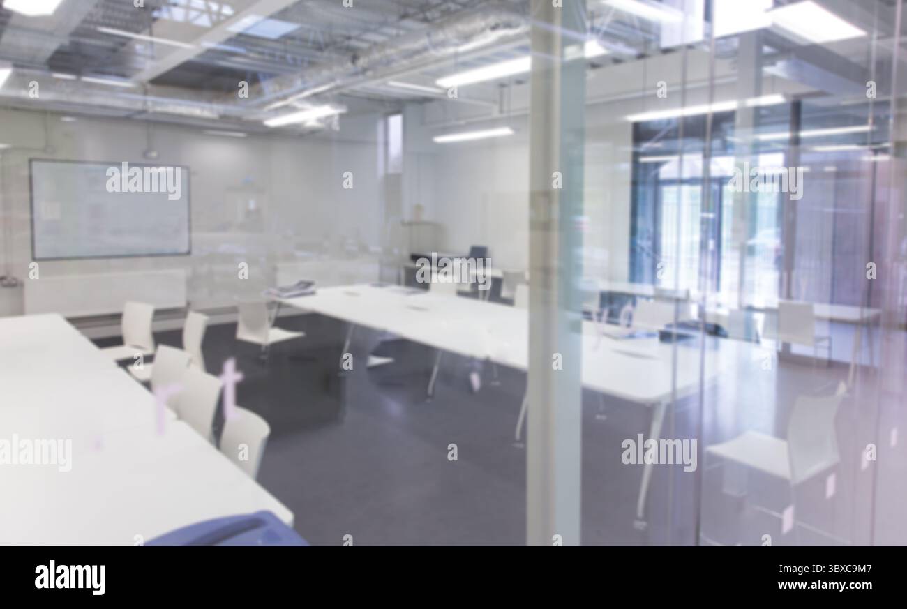 La sala conferenze e' mostrata in un design piatto, presenta tavoli e sedie bianchi e divisorio in vetro Foto Stock
