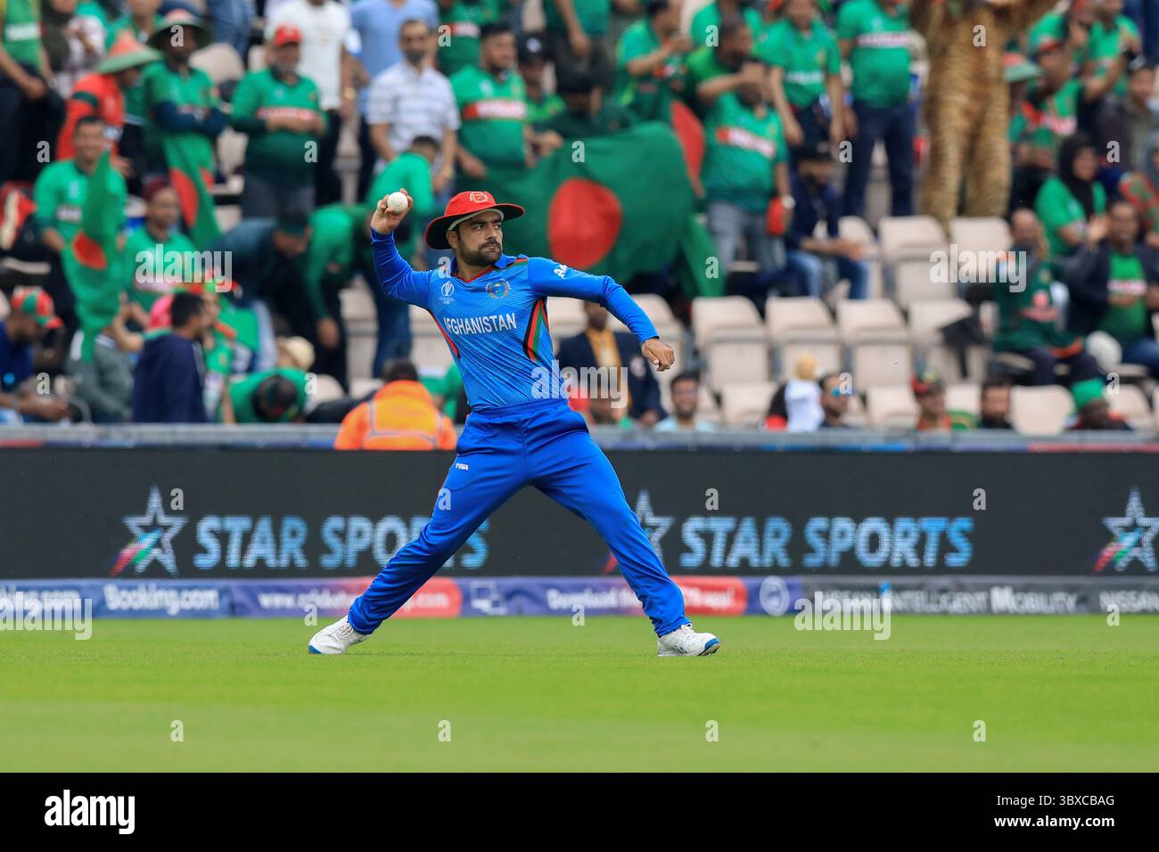 24 giugno 2019, Southampton, Regno Unito: Giocatore di cricket afghano Rashid Khan in azione durante la 31a partita ICC (International Cricket Council) Coppa del mondo di cricket 2019 tra Bangladesh e Afghanistan a Southampton. (Immagine di credito: © MD Manik/SOPA Images via ZUMA Press Wire) Foto Stock
