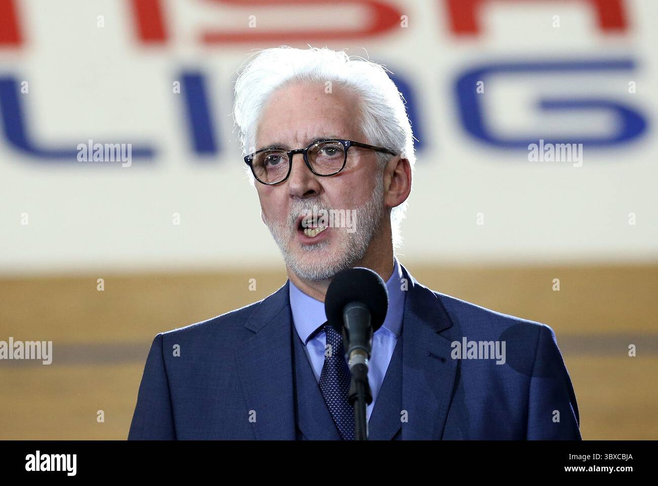 Foto del file datata 2/3/2016 dell'ex presidente UCI Brian Cookson gli atleti maschi più anziani di resistenza possono essere a rischio più elevato di cicatrici cardiache e complicazioni correlate, secondo un nuovo studio. La morte cardiaca improvvisa è una "causa principale di mortalità" negli atleti, gli esperti hanno detto mentre hanno deciso di indagare se gli atleti di resistenza hanno avuto cicatrici cardiache e problemi legati al ritmo cardiaco. Gli accademici hanno studiato 106 ex ciclisti competitivi e triatleti che esercitano per più di 10 ore a settimana per almeno 15 anni. Data di pubblicazione: Venerdì 18 luglio 2025. Foto Stock