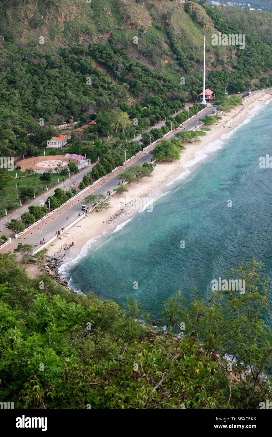 Tropicale paradiso esotico vista della spiaggia di Cristo Rei a Dili, Timor Leste. Foto Stock