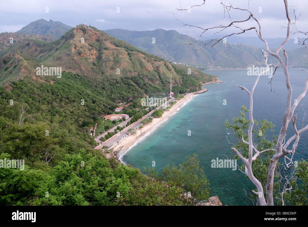 Tropicale paradiso esotico vista della spiaggia di Cristo Rei a Dili, Timor Leste. Foto Stock