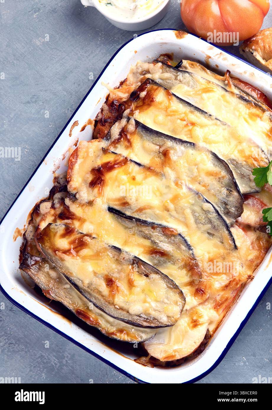 Moussaka fatta in casa. Cucina greca. Foto Stock