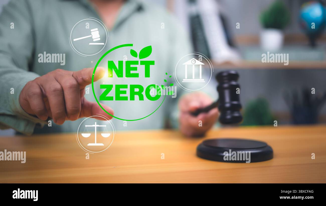 Zero netto e concetto di legge sul clima che mostra un giudice con martelletto e icone legali, simboleggiando la politica ambientale, la giustizia e la regolamentazione della neutralità del carbonio Foto Stock