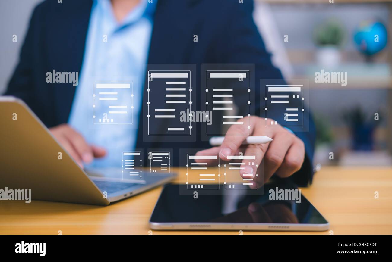 Gestione dei documenti visualizzata da una persona che interagisce con le icone olografiche da un tablet, con laptop in background, simboleggiando il flusso di lavoro digitale, Foto Stock