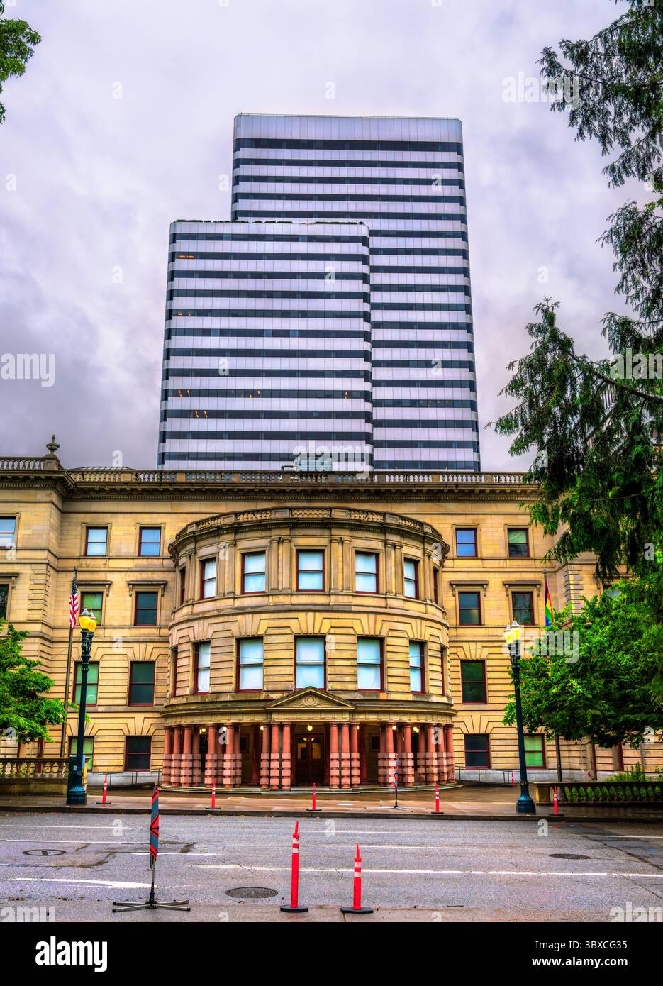 Portland City Hall in stile rinascimentale italiano a Portland, Oregon, Stati Uniti. Completato nel 1895, questo edificio governativo a quattro piani ospita il Off Foto Stock