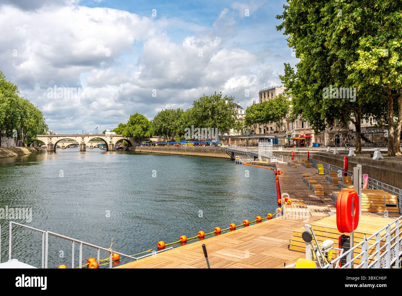 Uno dei siti 'Bras Marie' dove il pubblico può nuotare nel fiume Senna durante l'estate. Sullo sfondo Paris Plage, una spiaggia artificiale Foto Stock