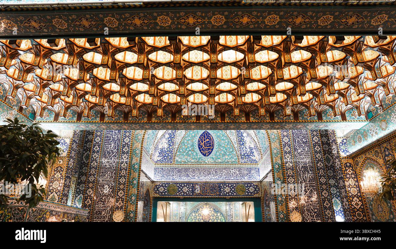Gli intricati soffitti adornano l'interno di un santuario a Karbala, Iraq, riflettendo la ricca arte culturale e il patrimonio culturale. Foto Stock