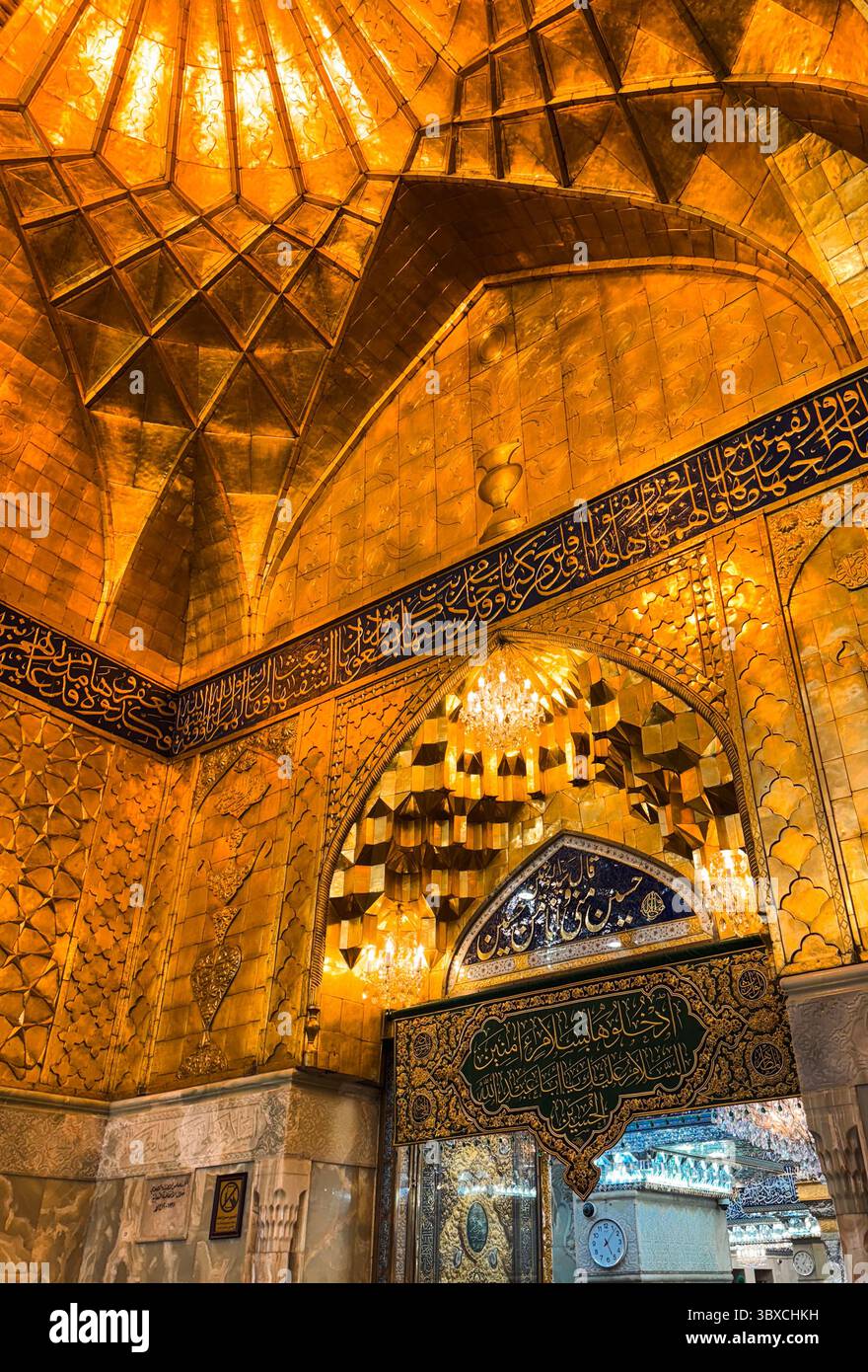 Decorazioni dorate adornano l'interno del santuario Imam Hussain a Karbala, Iraq, accogliendo i fedeli durante un evento religioso significativo. Foto Stock