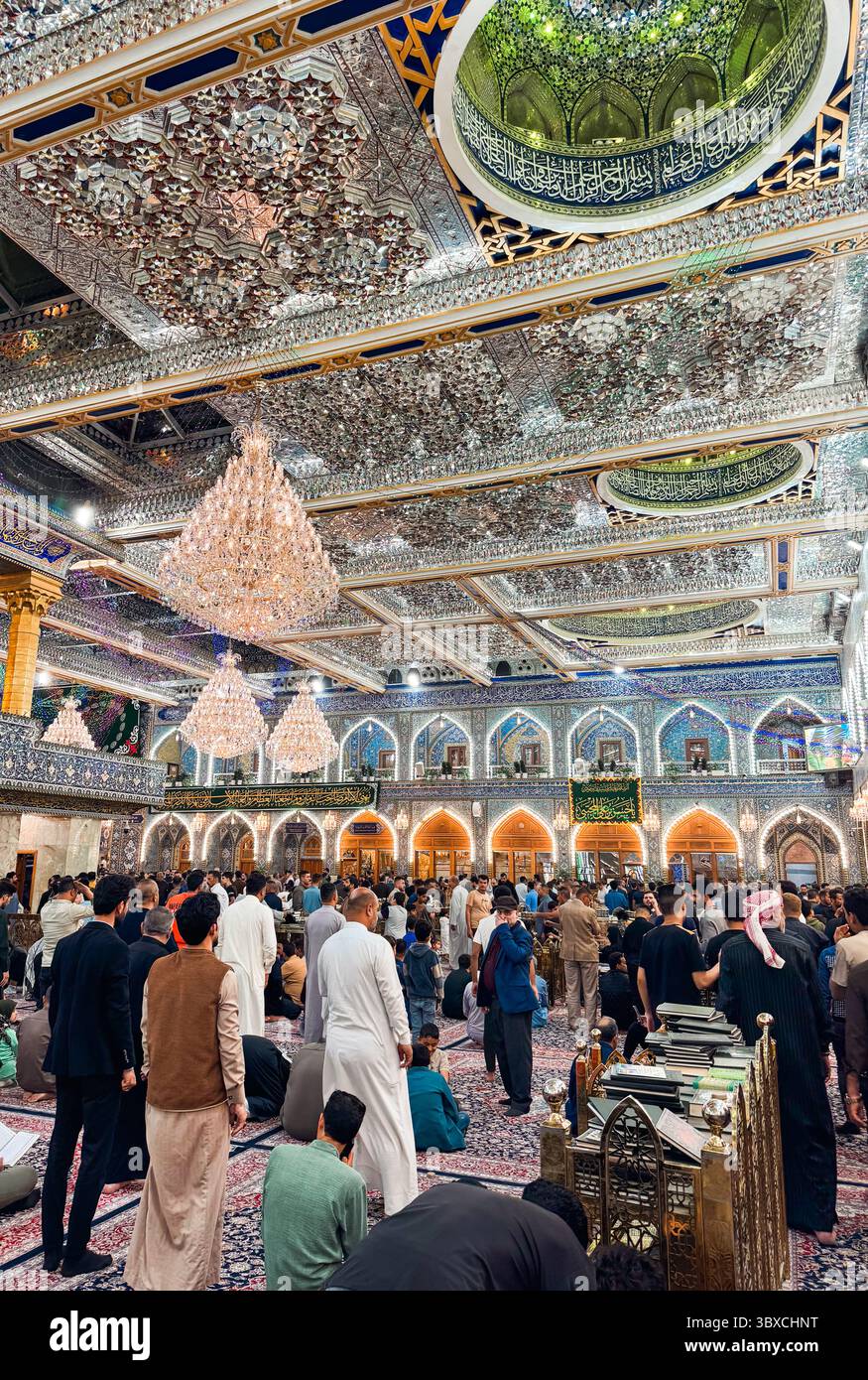 La folla si riunisce al santuario dell'Imam Hussain di Karbala, Iraq, per un'osservanza religiosa riverente e tradizioni condivise. Foto Stock