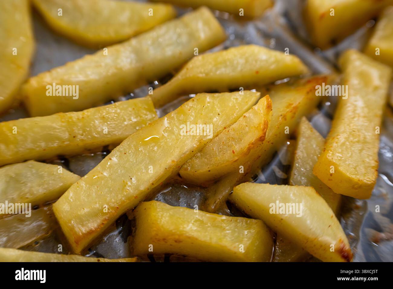 Patate dorate fatte in casa cotte in forno, primo piano Foto Stock