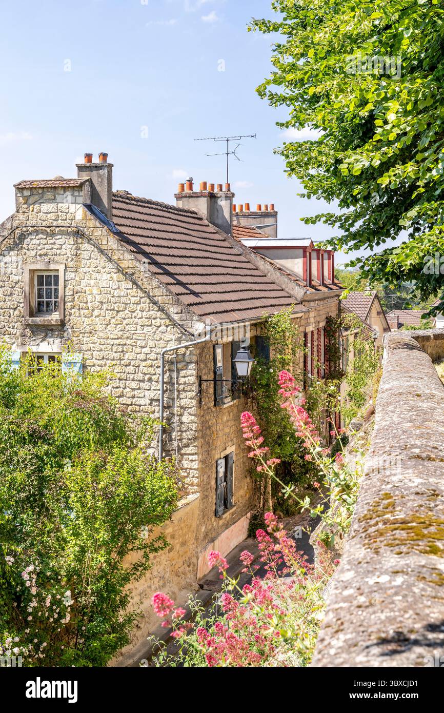 Auvers-sur-Oise, Francia - 28 maggio 2025: Nell'affascinante villaggio di Auvers-sur-Oise, dove un tempo viveva il famoso pittore Vincent Van Gogh Foto Stock