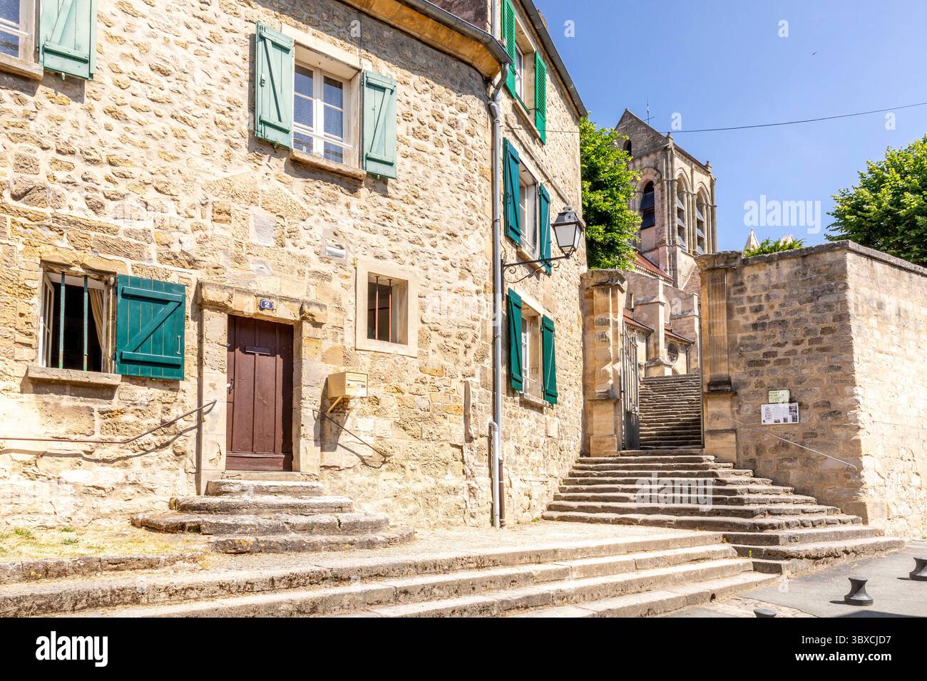 Auvers-sur-Oise, Francia - 28 maggio 2025: Nell'affascinante villaggio di Auvers-sur-Oise, dove un tempo viveva il famoso pittore Vincent Van Gogh Foto Stock