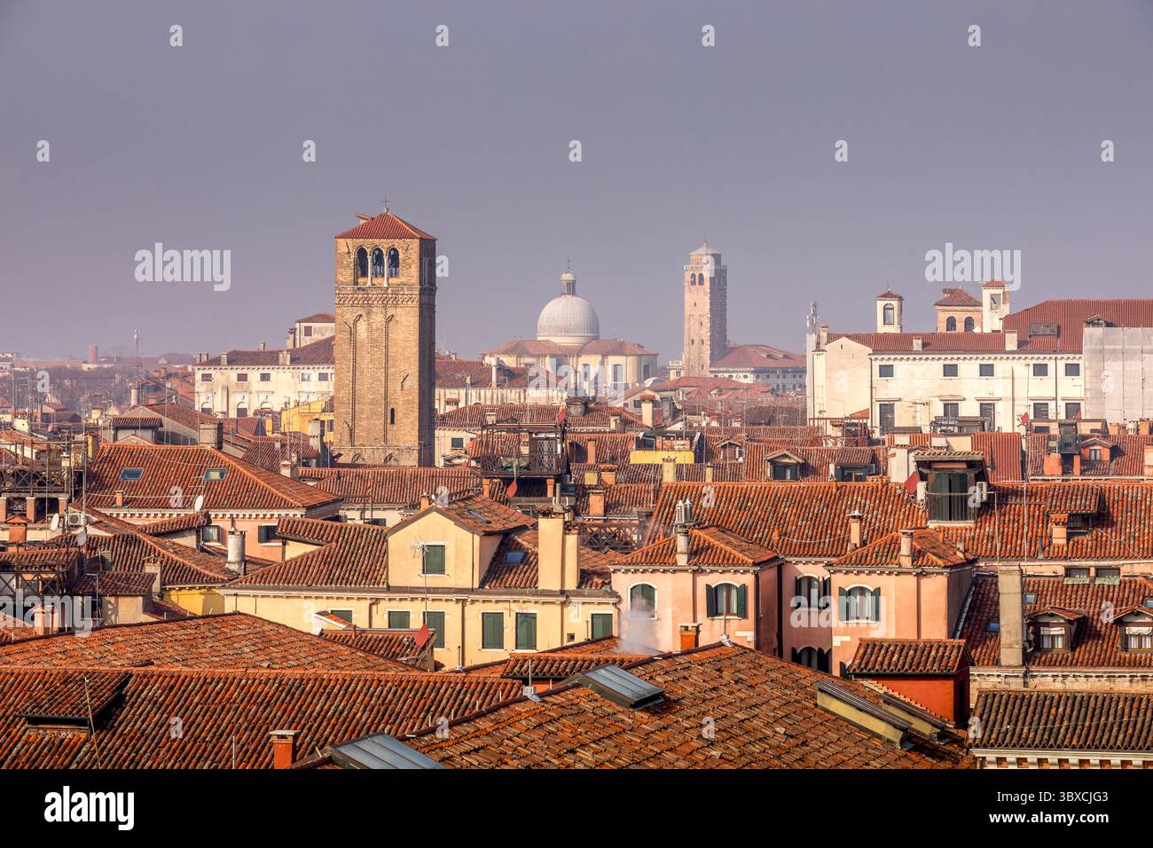 Venezia, Italia - 5 febbraio 2024: Vista sui tetti dell'isola di Venezia in Italia, con cupole e campanili della chiesa. Foto Stock