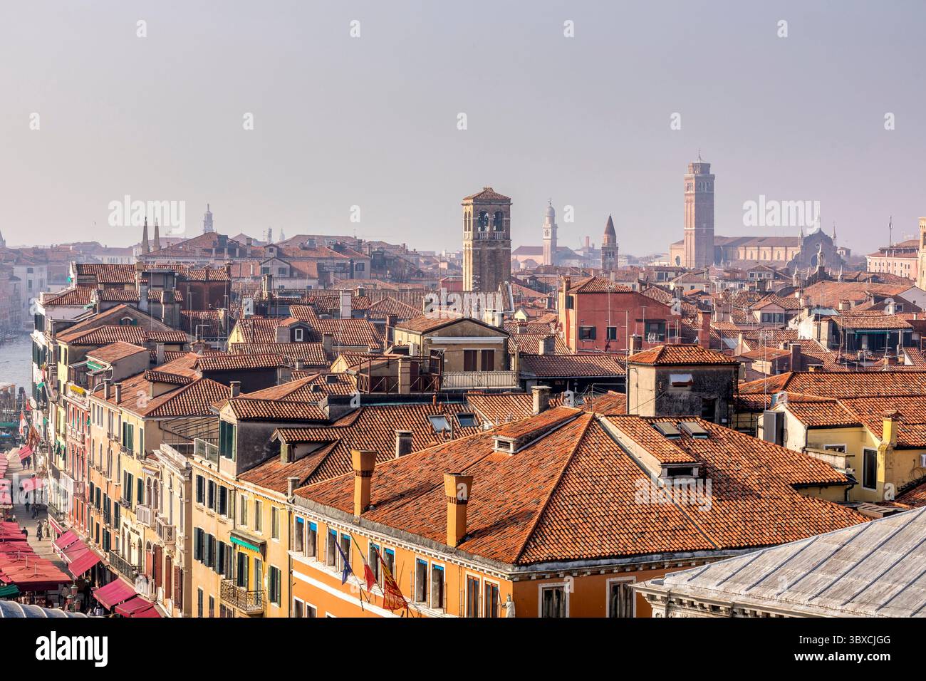 Venezia, Italia - 5 febbraio 2024: Vista sui tetti dell'isola di Venezia in Italia, con cupole e campanili della chiesa. Foto Stock
