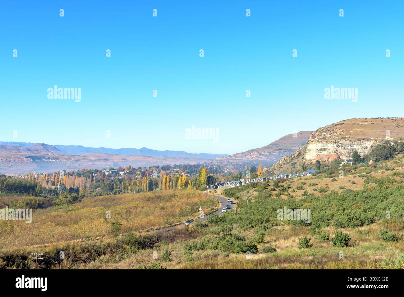 Clarens, Sudafrica - 7 maggio 2025: Clarens visto dal fondo del Titanic Rock, una collina di arenaria fuori Clarens. Foto Stock