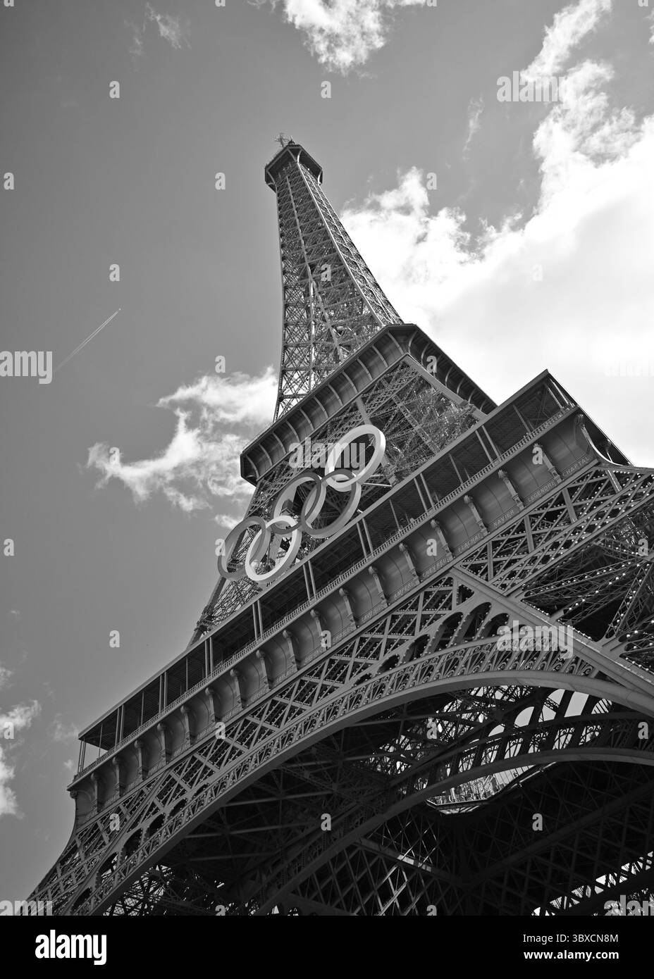 Torre Eiffel con anelli Olimpici, 2024 agosto, 7° arrondissement. Estate a Parigi, Francia, Europa Foto Stock