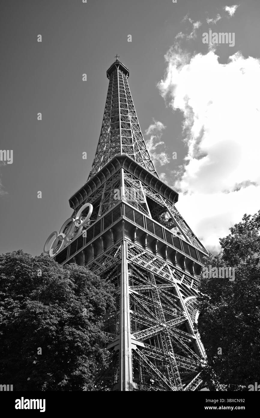Torre Eiffel con anelli Olimpici, 2024 agosto, 7° arrondissement, vista attraverso gli alberi. Estate a Parigi, Francia, Europa Foto Stock