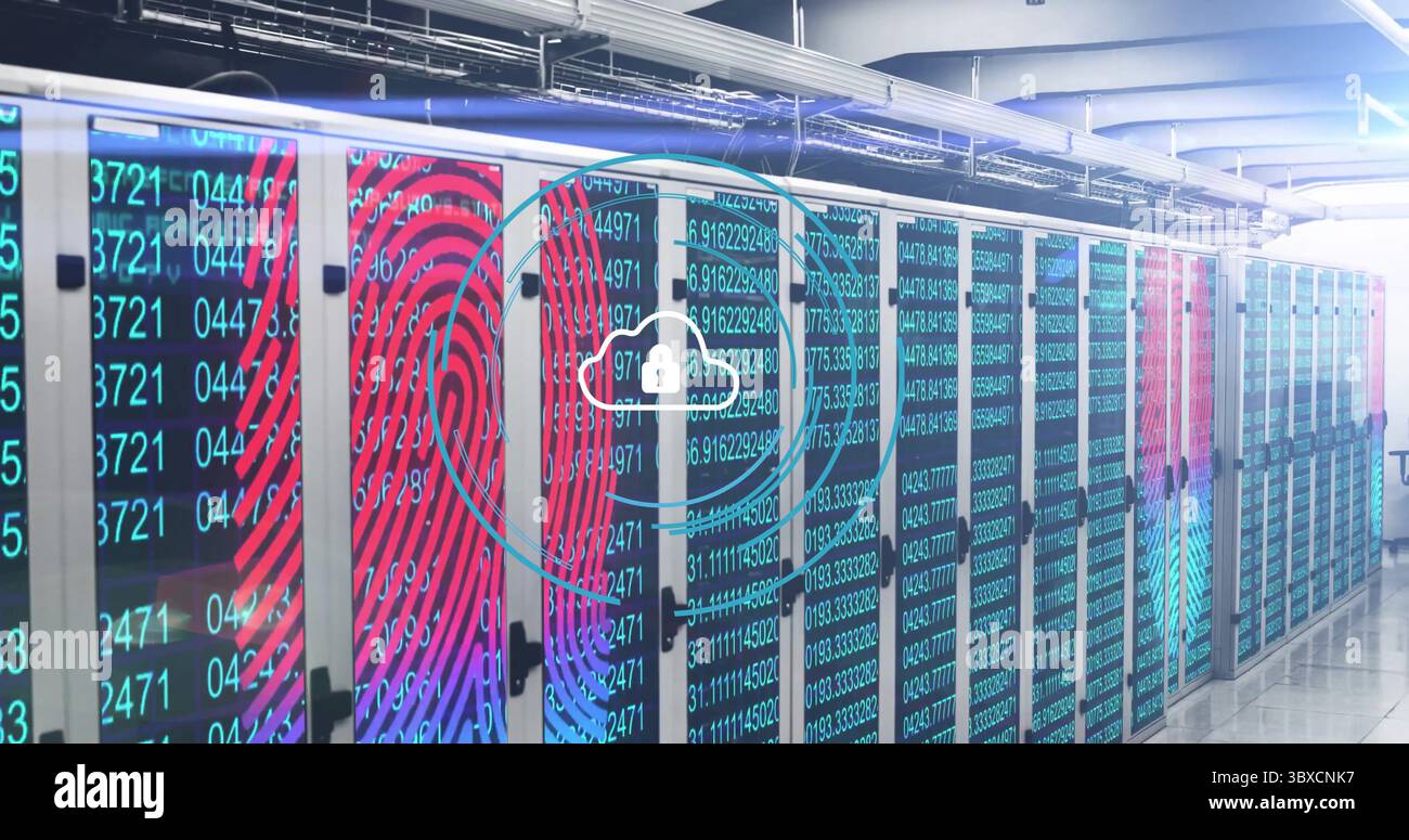 Estensione di una lunga fila di armadi per server che mostrano flussi di codice e impronte digitali, icona cloud bloccata Foto Stock