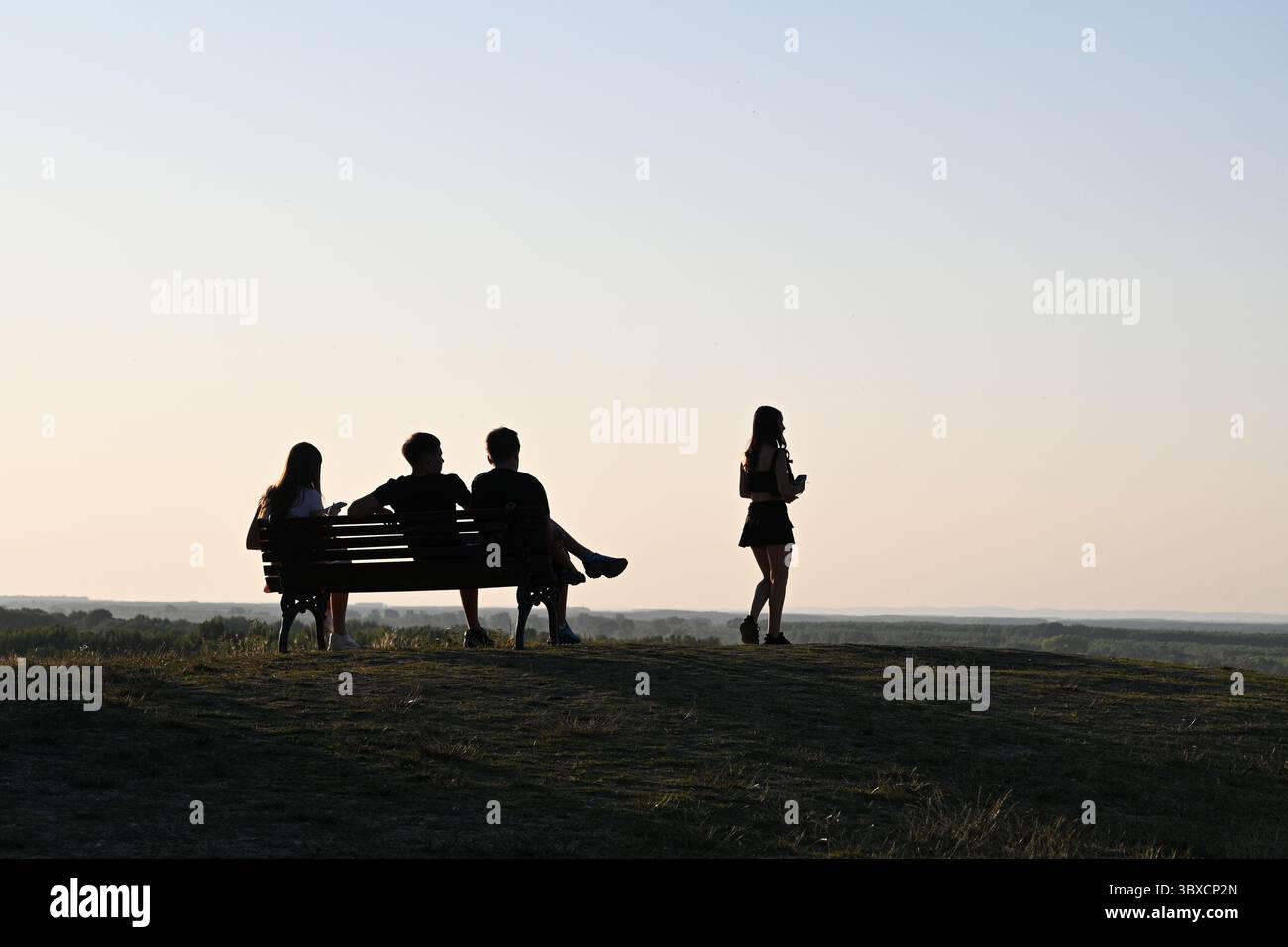Belgrado, Serbia - 22 giugno 2025: Un popolo sta riposando nel Parco Kalemegdan a Belgrado. Foto Stock