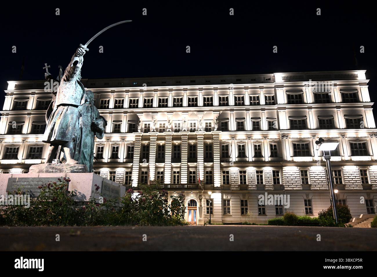 Belgrado, Serbia - 22 giugno 2025: Monumento al principe Milos Obrenovic e Archimandrite Melentije nel Parco finanziario e edificio del Ministero delle Finanze in Foto Stock