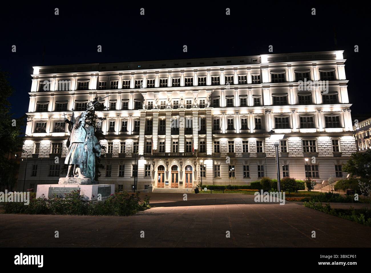 Belgrado, Serbia - 22 giugno 2025: Monumento al principe Milos Obrenovic e Archimandrite Melentije nel Parco finanziario e edificio del Ministero delle Finanze in Foto Stock