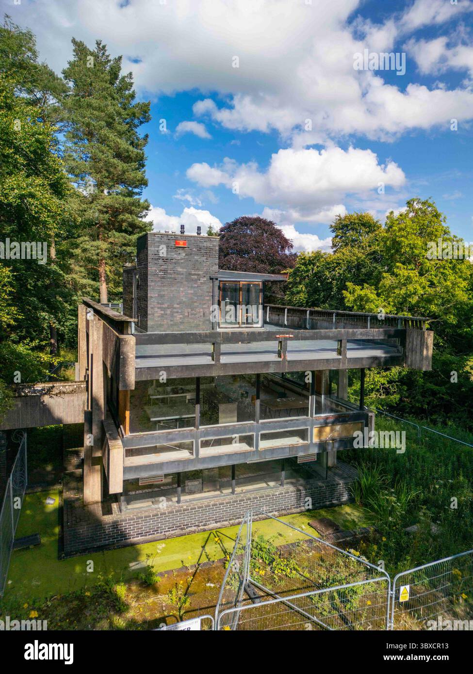 18 giugno 2025 Bernat Klein Studio Galashiels, TD1 3PQ questa splendida casa è in arrivo per un'asta al prezzo di £ 18000 vicino a Selkirk. Annidato accanto alla A707 vicino a Selkirk, il Bernat Klein Studio è un'impressionante opera di architettura tardo modernista di Peter Womersley, costruita nel 1972 come centro creativo per il famoso designer tessile Bernat Klein. Concepito sia come studio di lavoro che come spazio espositivo, ha celebrato l'intersezione tra artigianato industriale e visione artistica. Una struttura a due piani in cemento e mattoni con potenti sbalzi orizzontali, ampie vetrate senza cornice e una Foto Stock