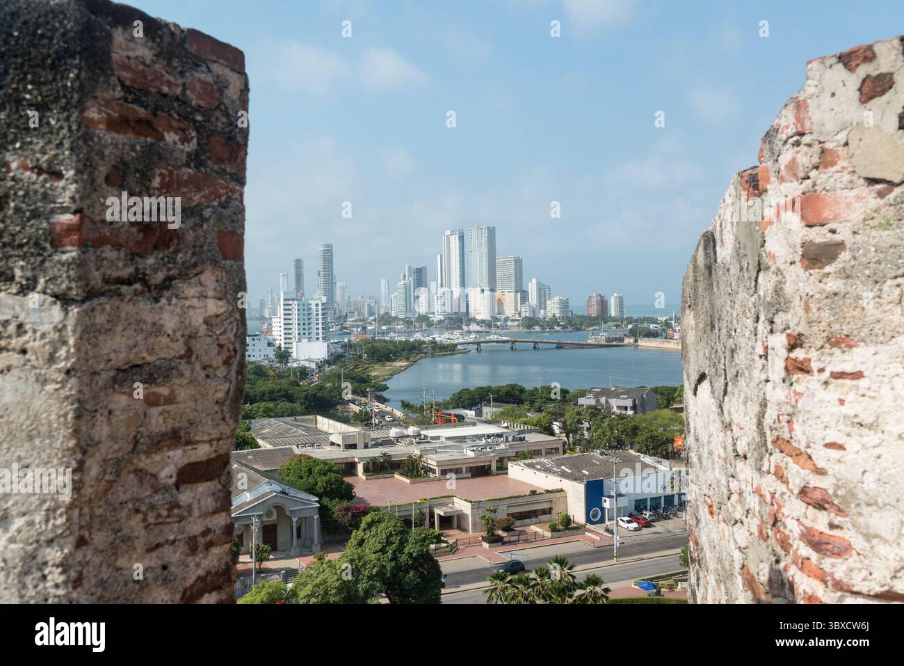 Vista dal Castillo San Felipe de Barajas nel quartiere Bocagrande di Cartagena, Colombia. Foto Stock