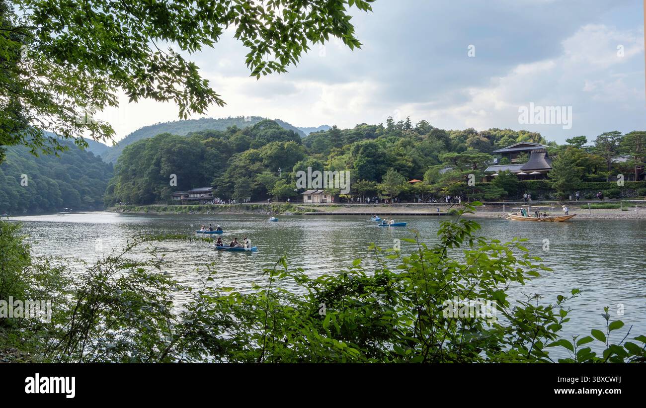 La gente ama remare piccole barche su un tranquillo fiume ad Arashiyama, Kyoto, Giappone. Kyoto, Giappone.06.29. 2025. Foto Stock