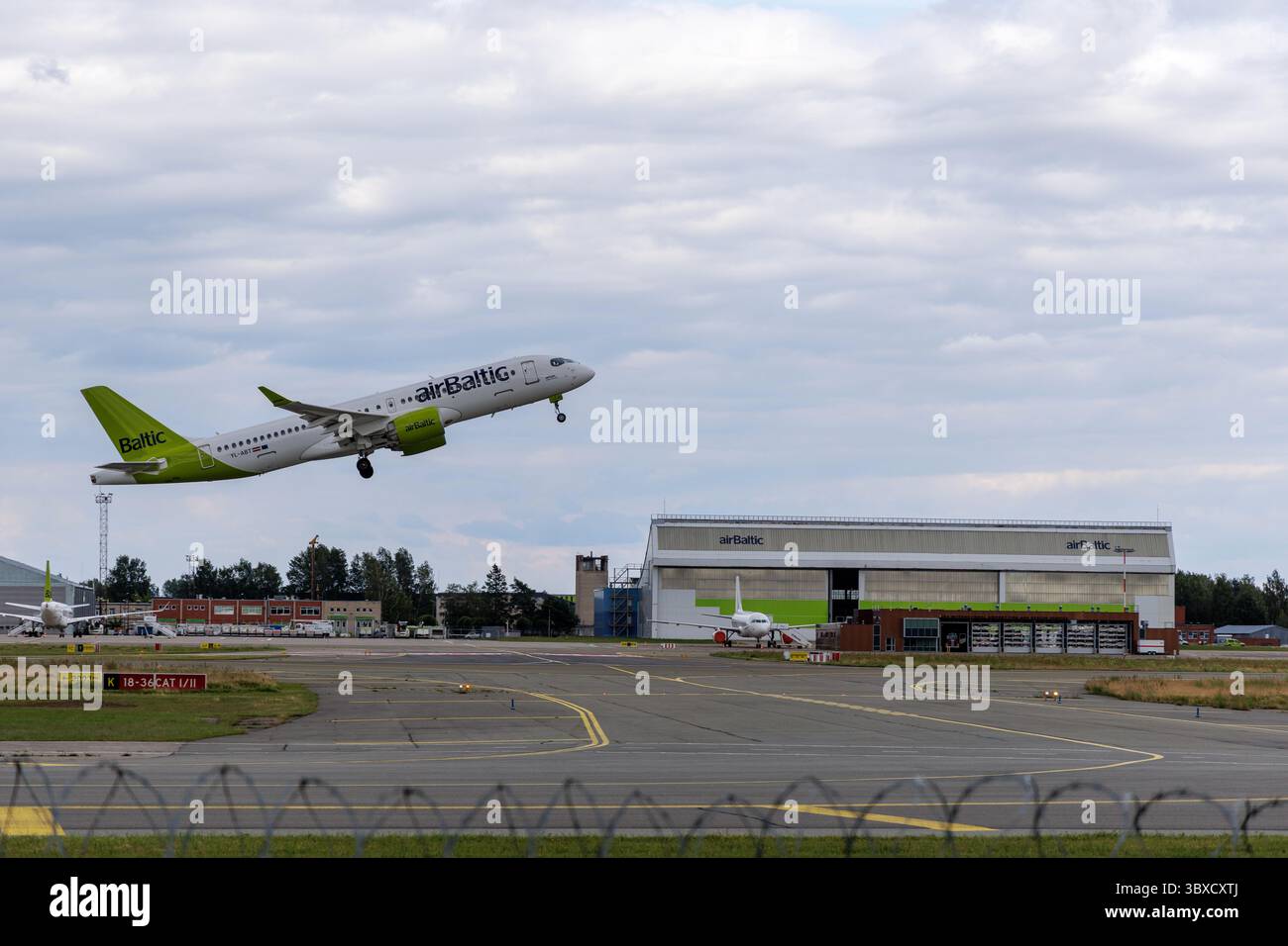 RIGA/LETTONIA – 07.06.2025: Un aereo AirBaltic decolla dall'aeroporto internazionale di riga, mostrando i moderni viaggi aerei e una compagnia aerea chiave del Baltico. Foto Stock