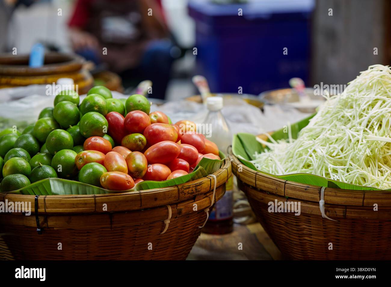 Papaya grattugiata e ingredienti per preparare Som Tam Foto Stock