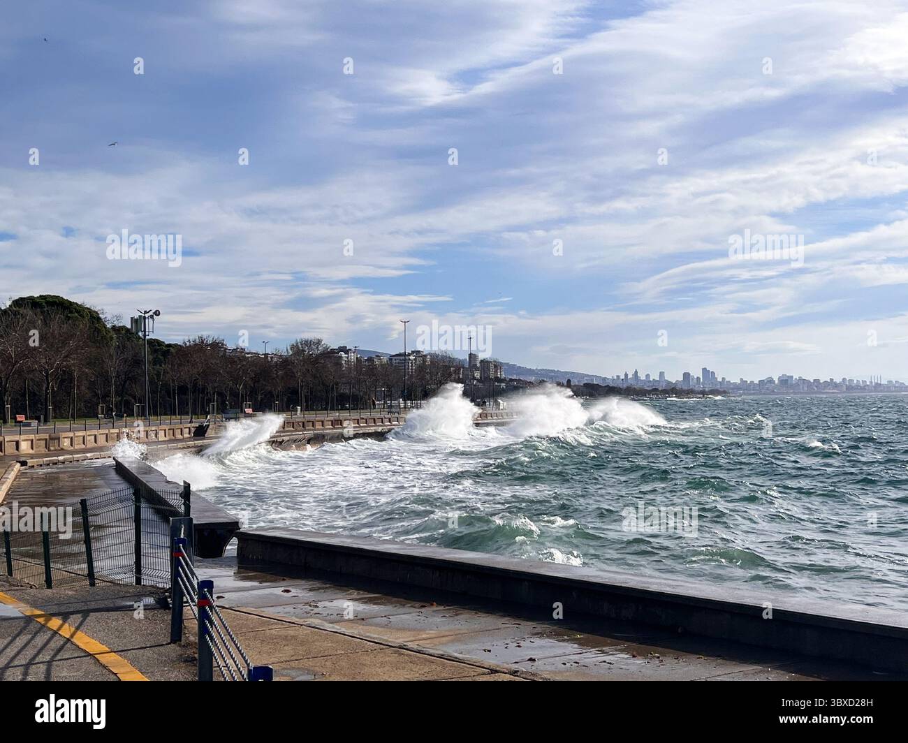 onde che colpiscono la riva e il mare in inverno Foto Stock