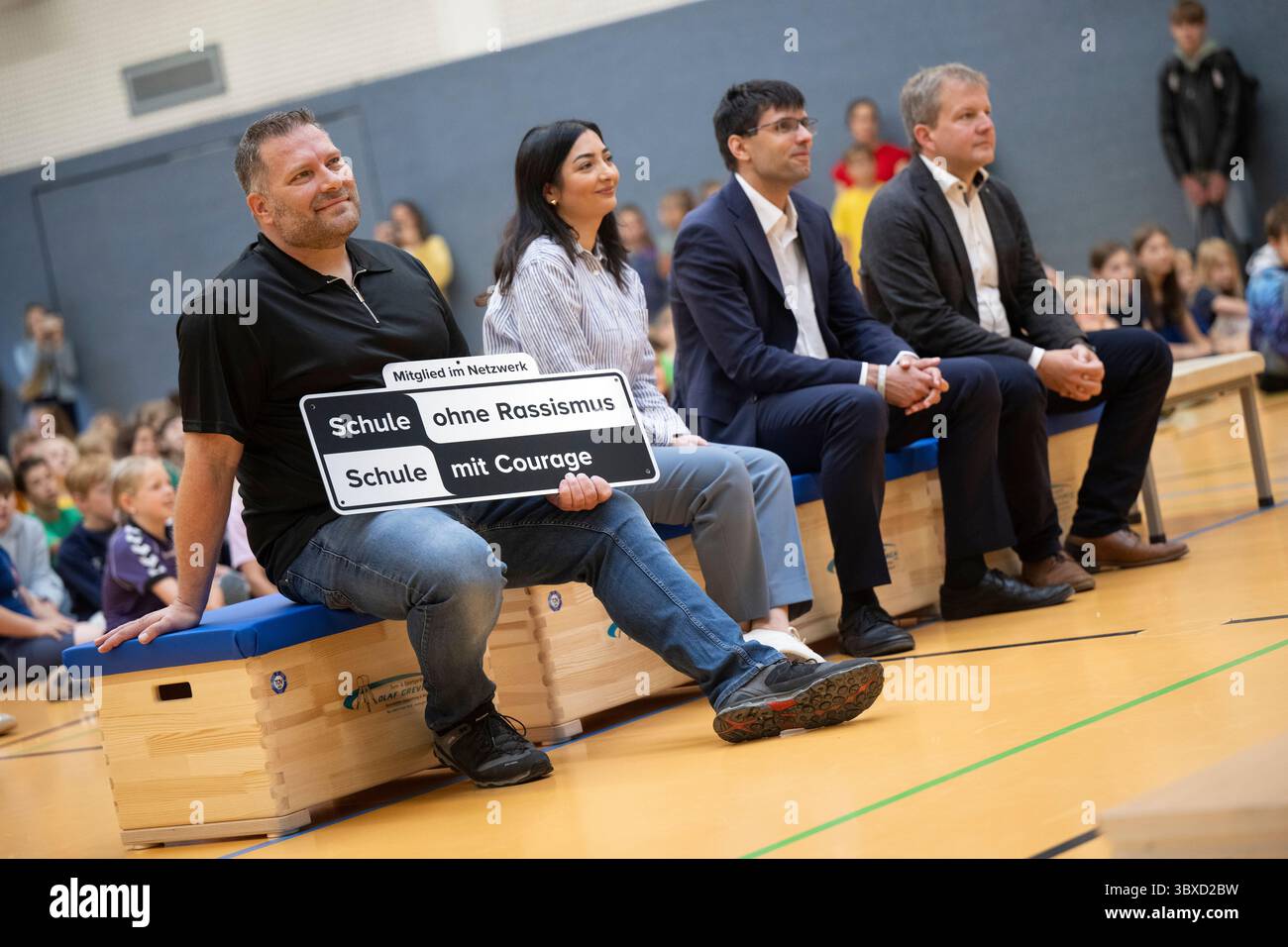 Schwerin, Germania. 18 luglio 2025. Daniel Trepsdorf (l-r), capo del Centro regionale per la cultura democratica Meclemburgo occidentale, ministro federale Reem Alabali Radovan (SPD), membro del Consiglio scolastico Arne Helmrich e Rico Badenschier (SPD), sindaco di Schwerin, siedono in una palestra. Come patrono, Alabali Radovan ha consegnato il premio "School Without Racism - School with Courage" alla scuola elementare Nordlichter di Schwerin. Crediti: Philip Dulian/dpa/Alamy Live News Foto Stock