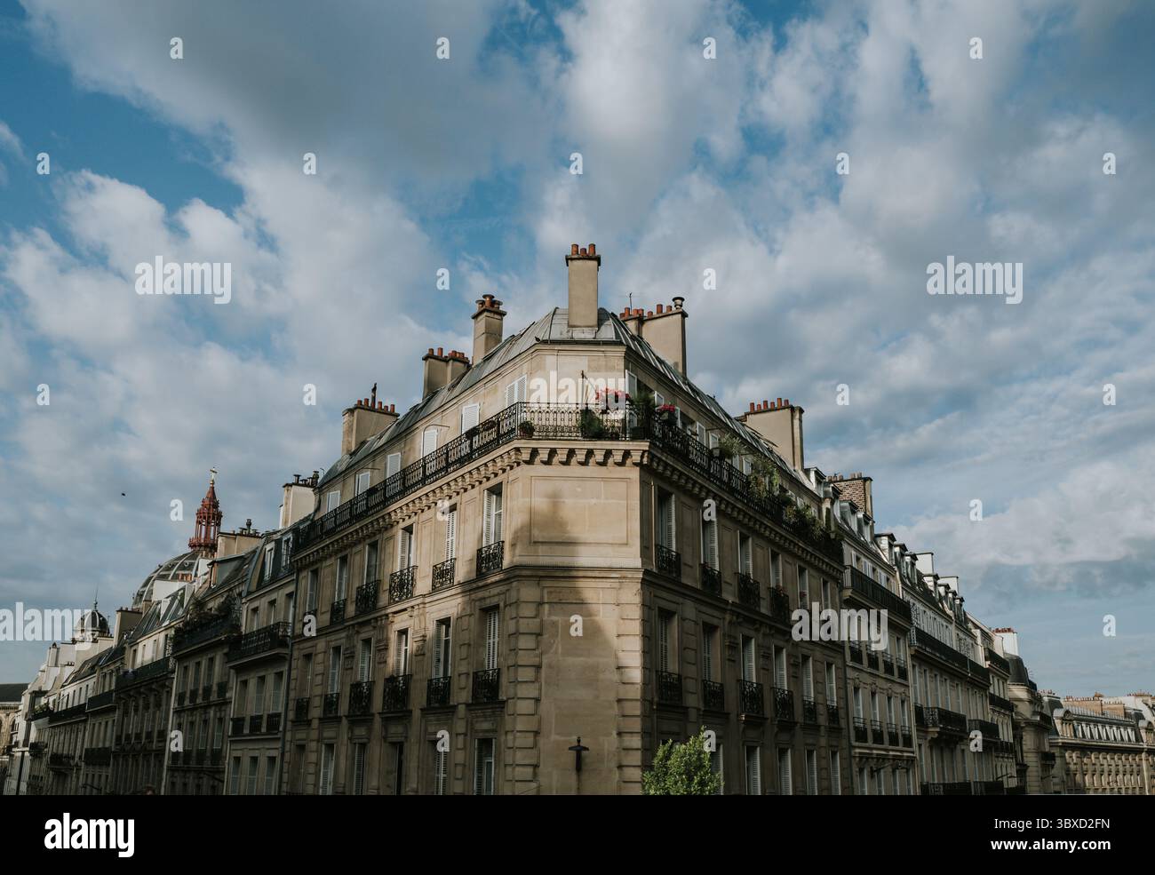 Edificio residenziale tradizionale con balconi in ferro a Parigi, Francia. Foto Stock