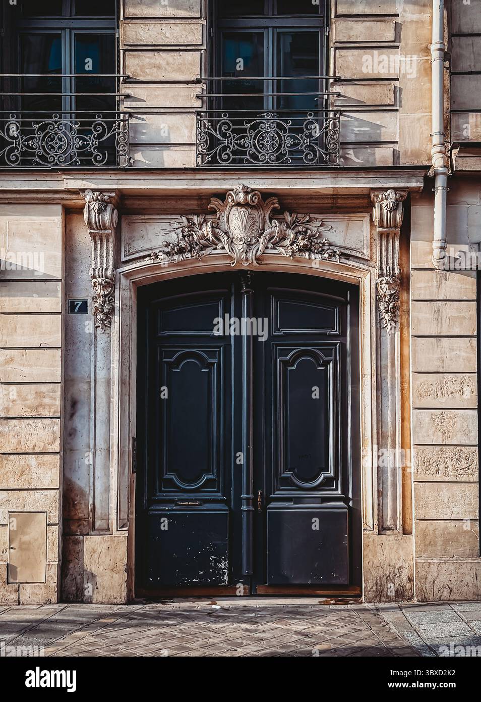Grande porta ornata su un edificio residenziale a Parigi, Francia. Foto Stock
