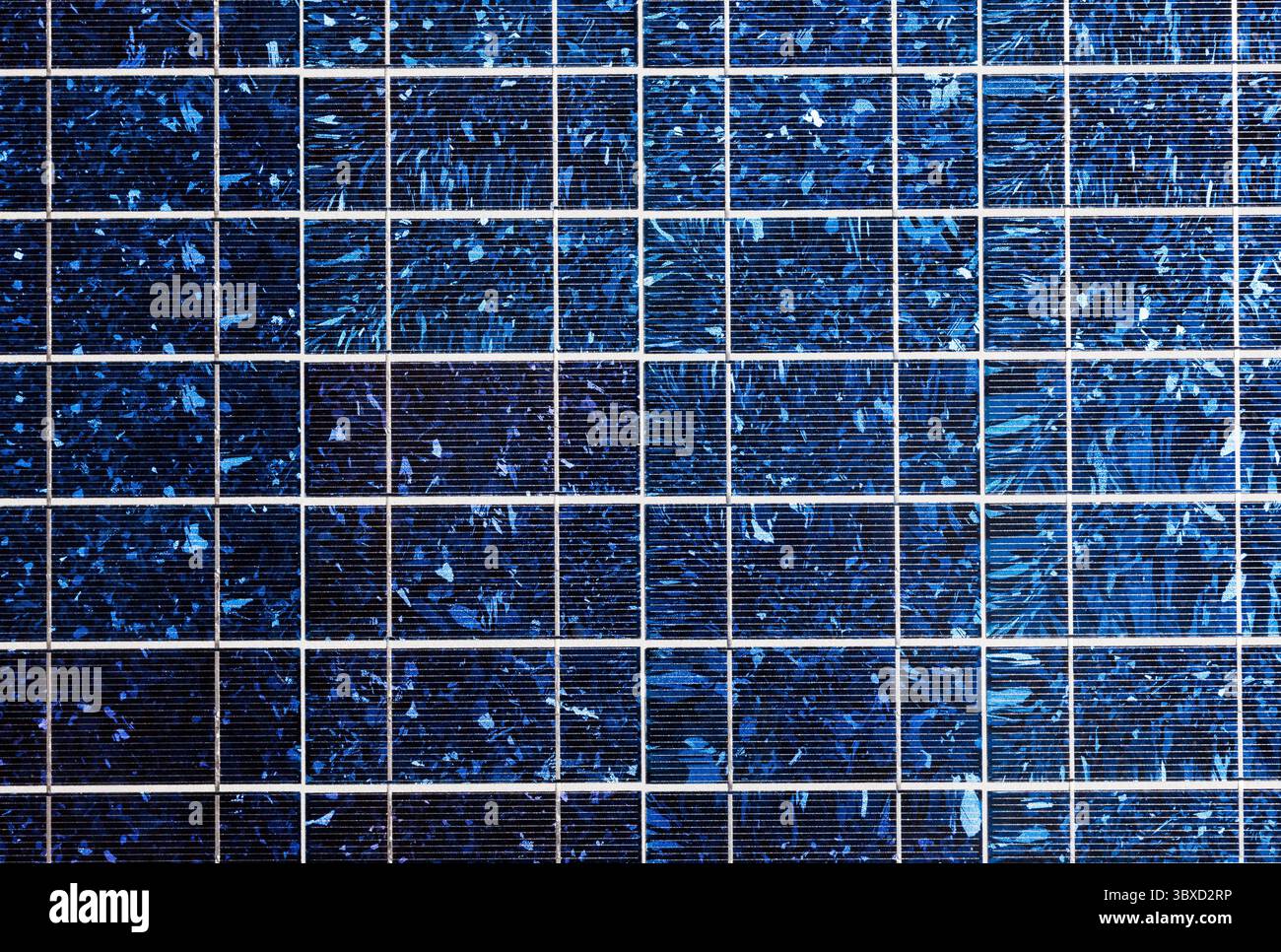 Primo piano sullo sfondo dei pannelli solari. Sistemi solari per la produzione di energia elettrica. Foto Stock