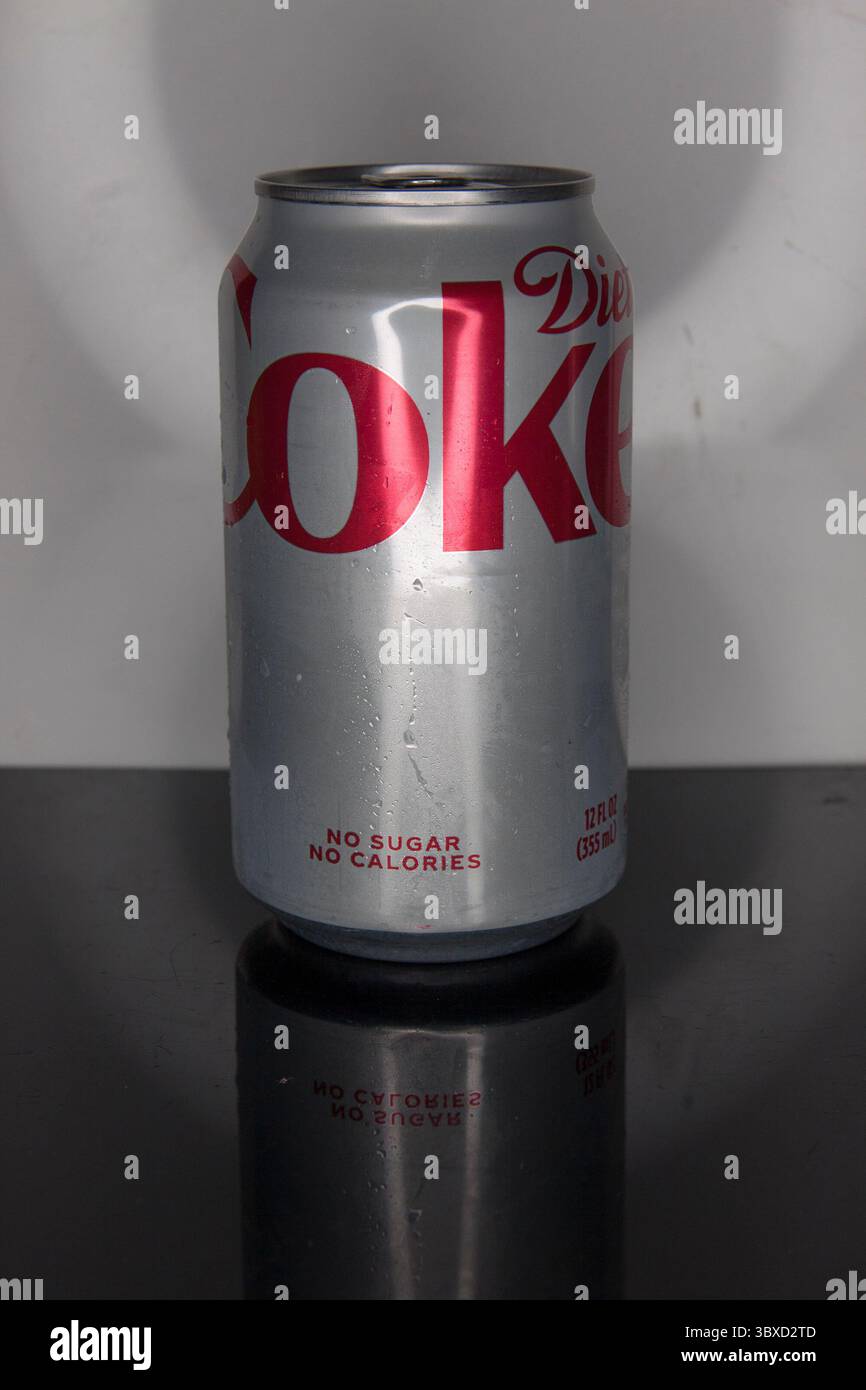 17 luglio 2025, New York City, New York, Stati Uniti: la Coca-Cola schiaccia l'affermazione di Trump sulla sostituzione dello zucchero di canna con lo sciroppo di mais nella coke.Coca-Cola si rifiuta di confermare l'affermazione del presidente Trump secondo cui il gigante delle bibite analcoliche avrebbe usato solo zucchero di canna nelle sue famose bibite. ore dopo che Trump ha pubblicato sul suo sito di social media che la Coca-Cola aveva "accettato" con il suo suggerimento di sostituire lo sciroppo di mais ad alto fruttosio con zucchero di canna nel suo famoso quaff, il portavoce della società sembrava meno del 100% sicuro che fosse la cosa reale. (Credit Image: © Billy Tompkins/ZUMA Press Wire) SOLO PER USO EDITORIALE! Non per Foto Stock