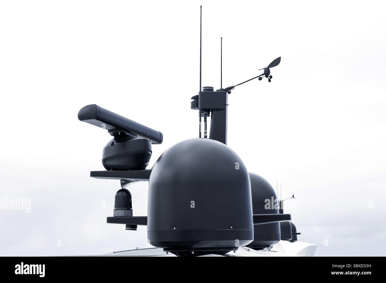L'albero di un grande yacht con equipaggiamento di navigazione. Radar, luci di segnalazione, parabole satellitari e apparecchiature. Foto Stock