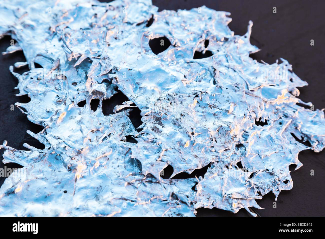 Lega di alluminio fuso su sfondo nero. Foto Stock Lega di alluminio fuso su sfondo nero. Foto Stock