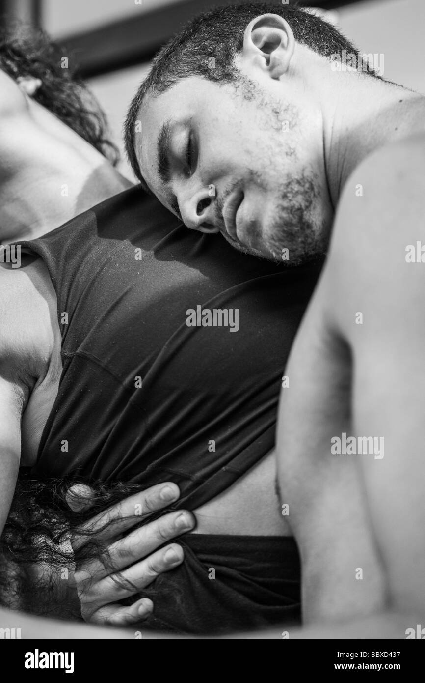Primo piano di ballerini in un momento intimo, catturati in bianco e nero Foto Stock