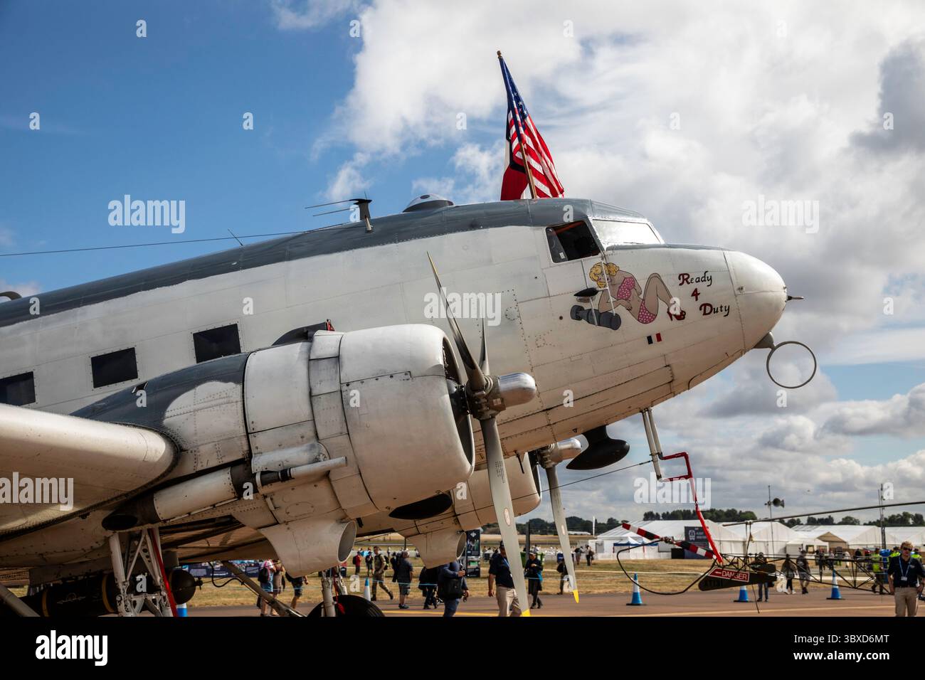 Fairford, Regno Unito. 18 luglio 2025. La RAF Fairford apre oggi per tre giorni, i visitatori entusiasti potranno sperimentare i panorami e i suoni emozionanti di oltre duecentocinquanta aerei di tutte le forme e dimensioni, da tutte le epoche a terra e in aria. Le condizioni di volo erano eccellenti con Blue Skies. Ci sono state più di 4 ore di volo venerdì, sabato e domenica avranno più di sette ore. Crediti: Keith Larby/Alamy Live News Foto Stock