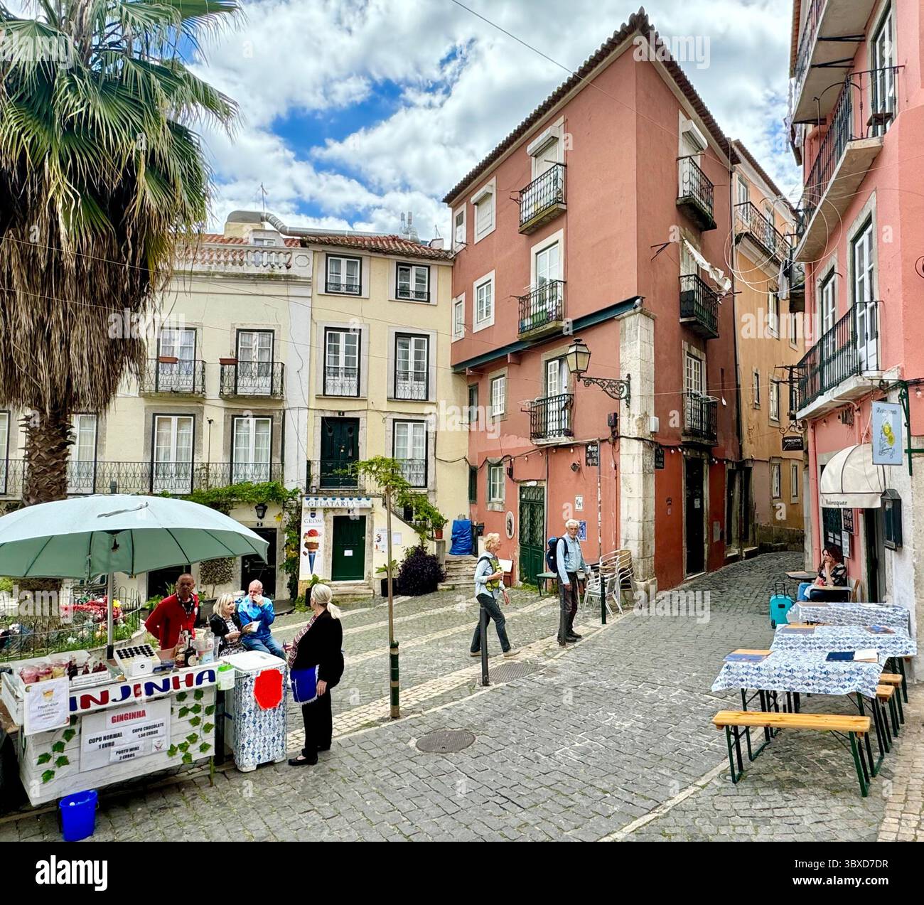 Stalla che vende il liquore portoghese Ginjinha su Rua De Sao Miguel nel distretto di Aflame a Lisbona in Portogallo Foto Stock