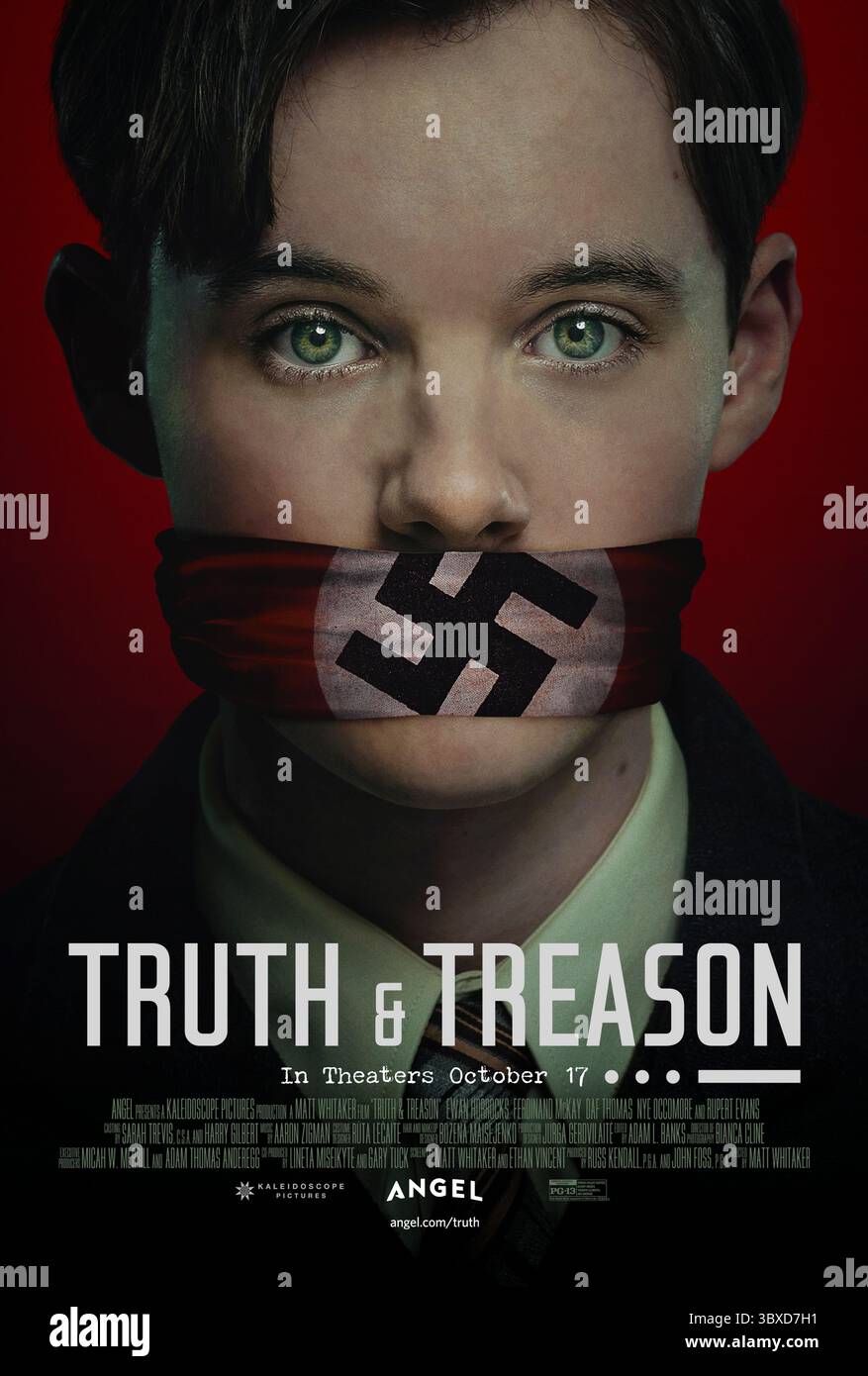 Truth & Treason (2025) diretto da Matt Whitaker e interpretato da Ewan Horrocks, Rupert Evans e Ferdinand McKay. Mentre la seconda guerra mondiale infuria, l'adolescente tedesco Helmuth Hübener sfida l'autorità nazista distribuendo trasmissioni radiofoniche vietate e formando una resistenza con i suoi amici, rischiando tutto per rivelare la verità. USA SOLO PER USO EDITORIALE DI un foglio di poster. Crediti: BFA / Angel Studios Foto Stock
