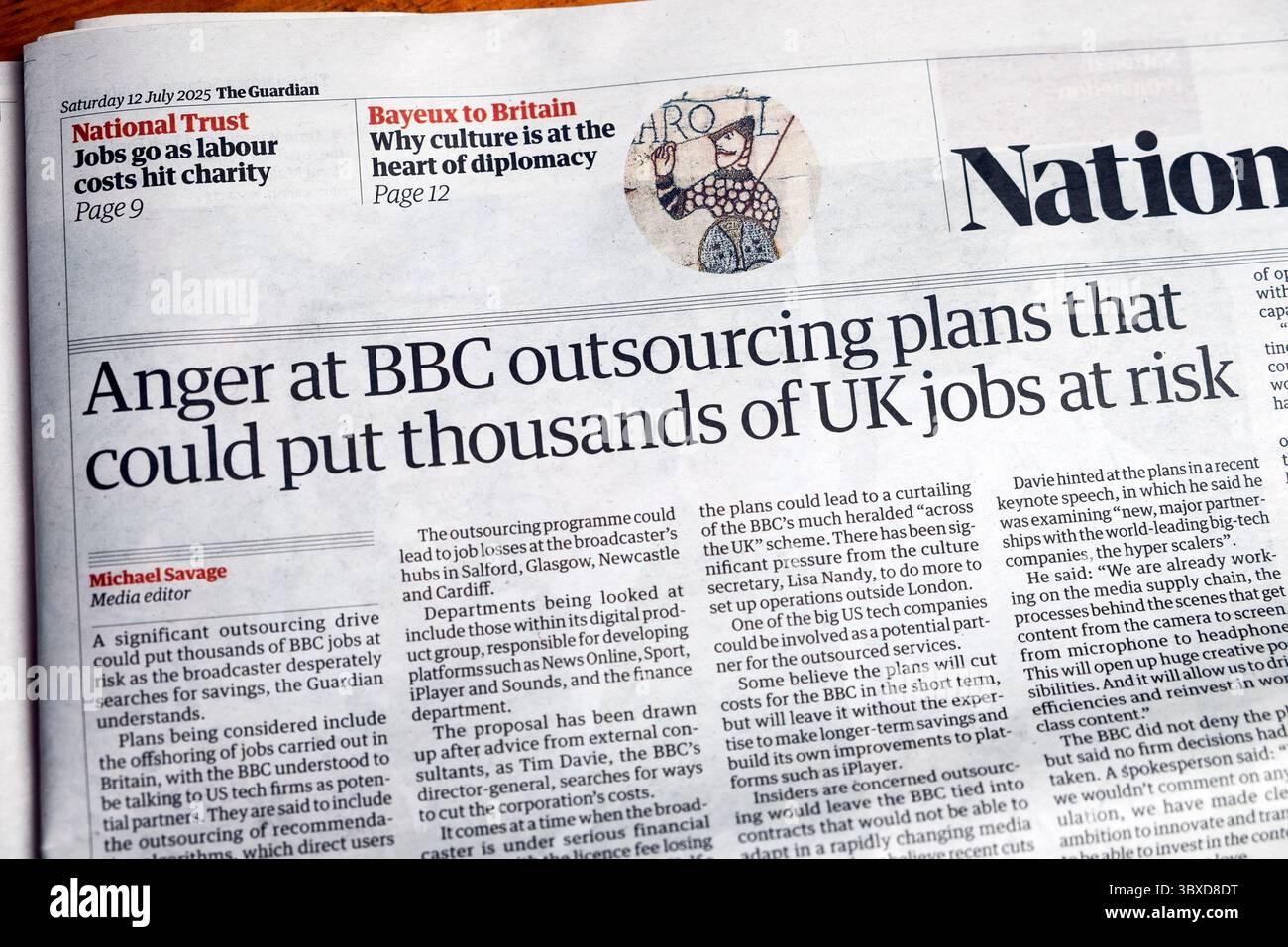 "Rabbia per i piani di esternalizzazione della BBC che potrebbero mettere a rischio migliaia di posti di lavoro nel Regno Unito" testata del quotidiano Guardian articolo 12 luglio 2025 Londra Inghilterra Regno Unito Foto Stock