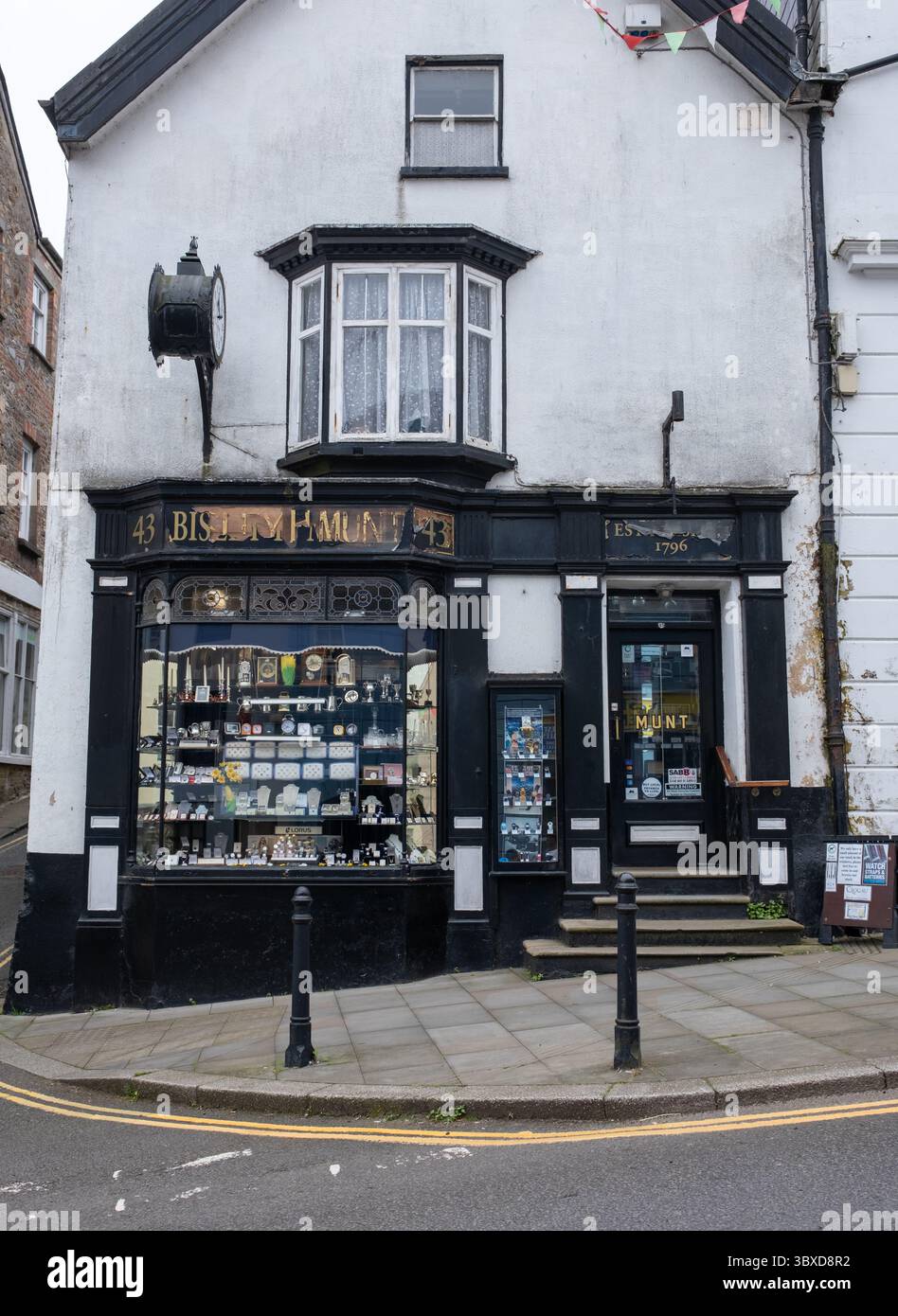 Bisley H Munt & Sons Jewellery Shop a High Street Haverfordwest Pembrokeshire West Wales Regno Unito Foto Stock