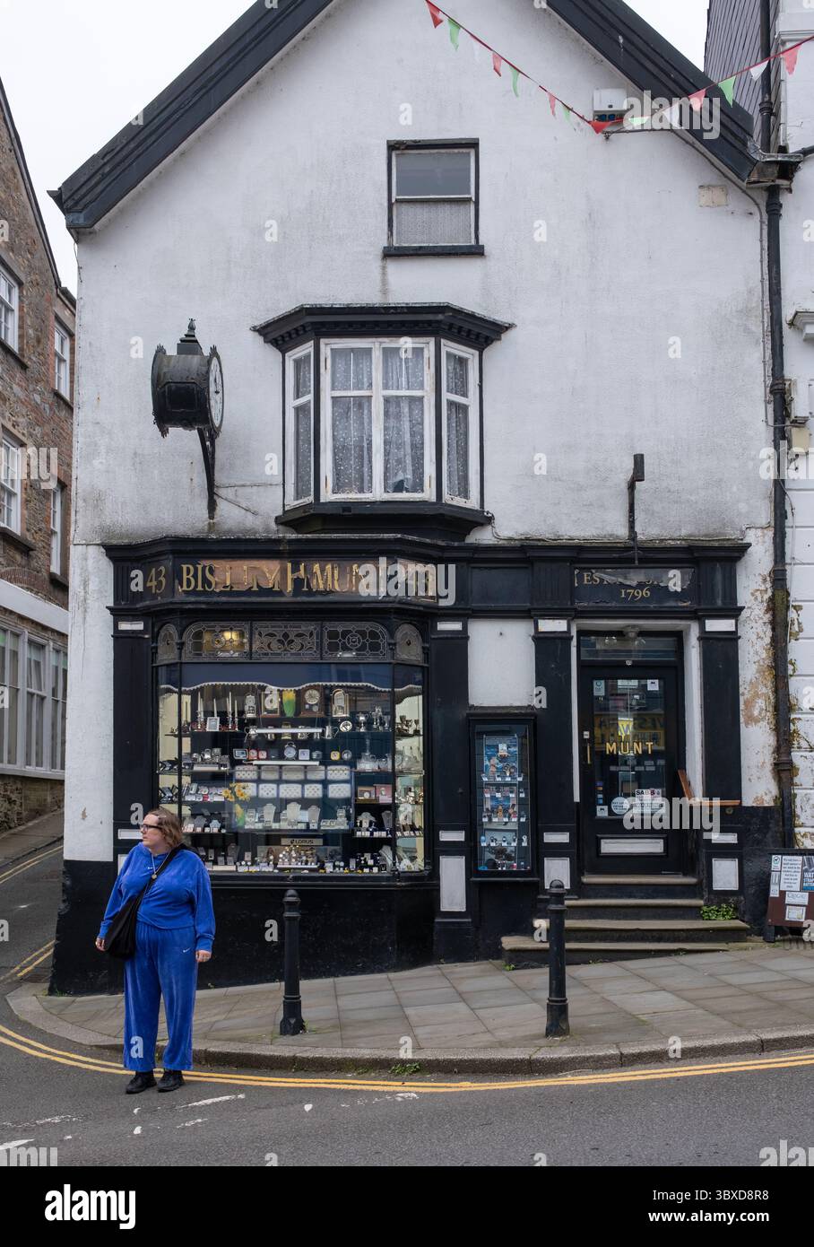 Bisley H Munt & Sons Jewellery Shop a High Street Haverfordwest Pembrokeshire West Wales Regno Unito Foto Stock